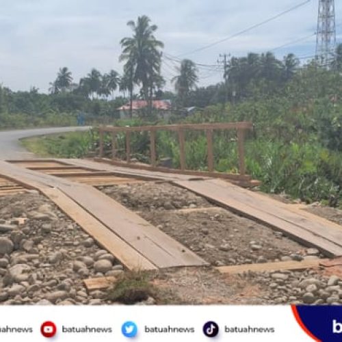 Aksi Cepat PUPR Mukomuko, Batang Kelapa Jadi Solusi Darurat Jalur Vital Warga Tanah Rekah