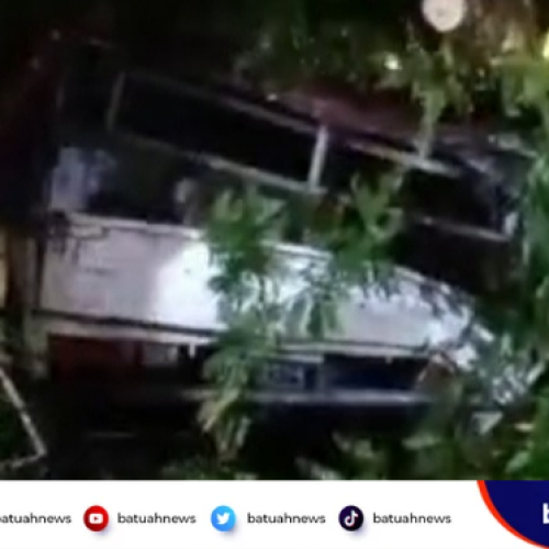 Angin Kencang Terjang V Koto, Mobil Warga Sungai Lintang Ringsek Tertimpa Pohon