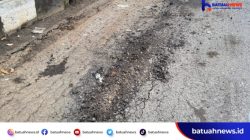 Antri di SPBU, Fuso Bermuatan Berat Bikin Rusak Jalan Perkantoran Pemda Mukomuko