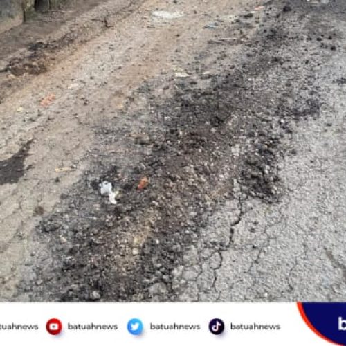 Antri di SPBU, Fuso Bermuatan Berat Bikin Rusak Jalan Perkantoran Pemda Mukomuko